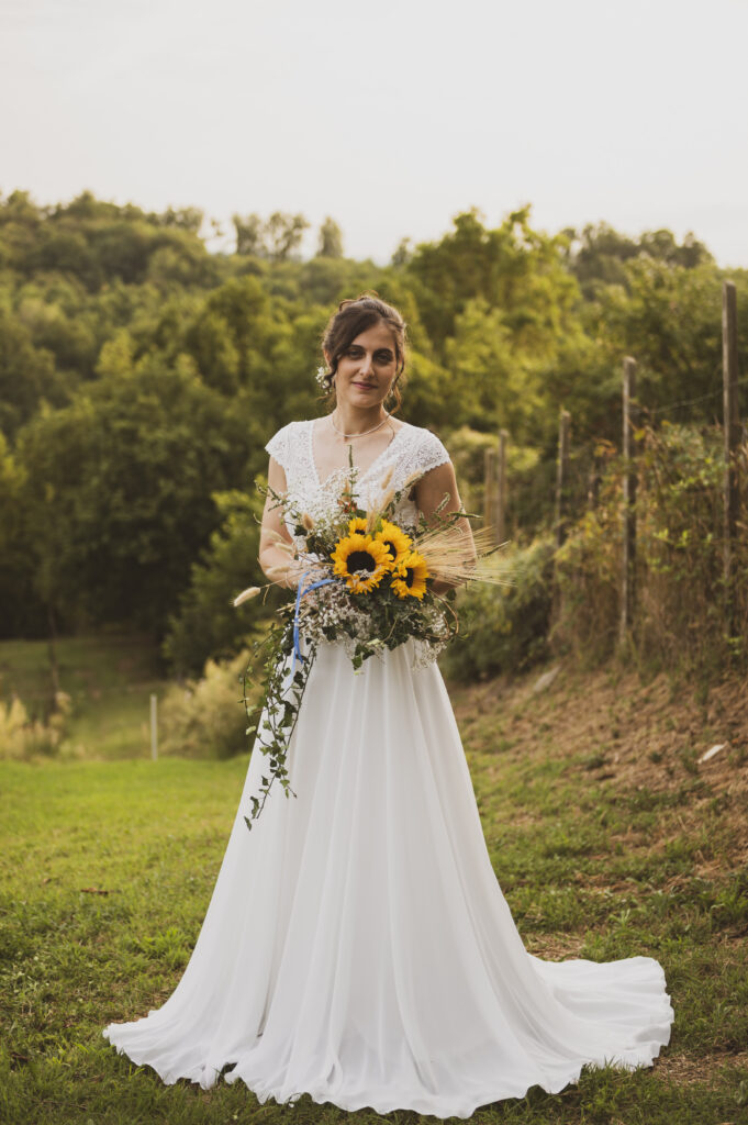 Sposa con il bouquet all'aperto