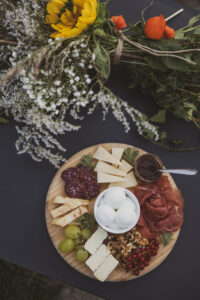 Tagliere aperitivo e bouquet di fiori