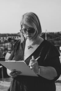 Ritratto della wedding planner Giuditta che pianifica la regia del matrimonio