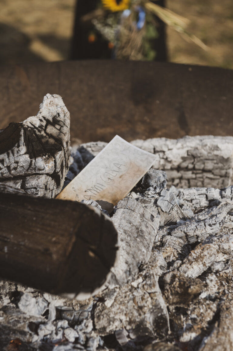 Rituale bruciatura nel braciere di un biglietto